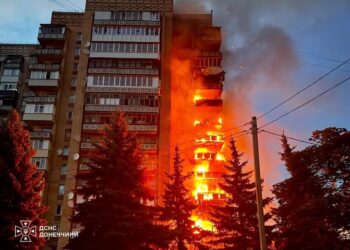 росія скинула чотири КАБи на Краматорськ і влучила у висотку, є поранені
