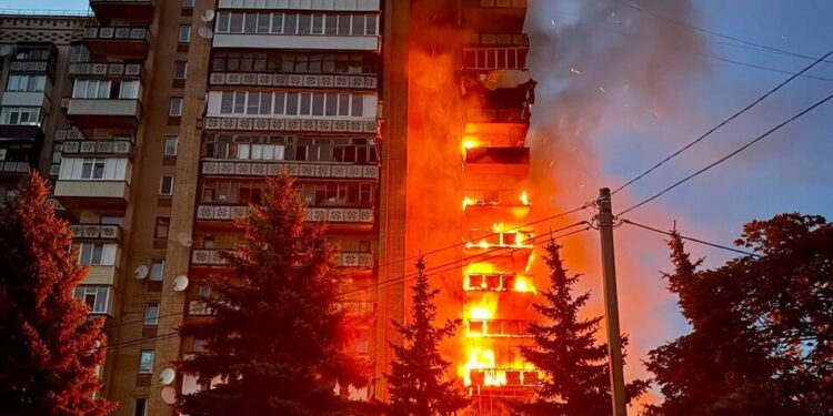 росія скинула чотири КАБи на Краматорськ і влучила у висотку, є поранені