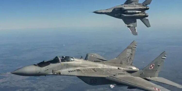 Польща підняла винищувачі через масовану ракетну атаку росії по Україні