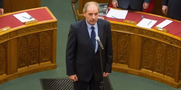 Сьогодні спливає термін, до якого президент Угорщини має підписати закон про припинення власних повноважень