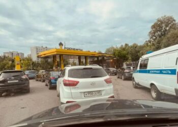 росія перерозподіляє бензин на користь москви та санкт-петербургу, тоді як інші регіони залишаються з порожніми АЗС