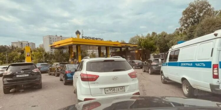 росія перерозподіляє бензин на користь москви та санкт-петербургу, тоді як інші регіони залишаються з порожніми АЗС