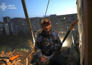 У Києві всю ніч працювали рятувальники на двох локаціях після атаки рф, в одному районі роботи тривають