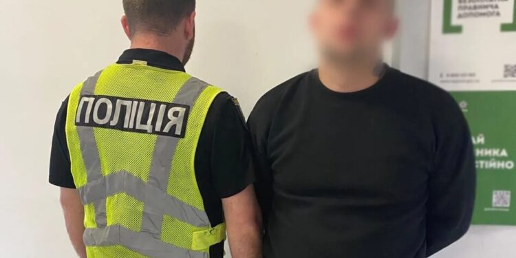 Погрожував пістолетом та побив чоловіка – у Києві після ДТП затримали водія мікроавтобуса