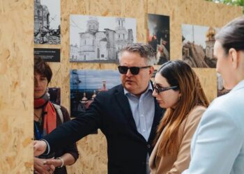 Наближена до Трампа блогерка Лумер з Кислицею відвідала пошкоджену ударом рф Лавру