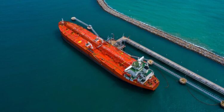 росія почала купувати бензин в Індії для вирішення проблеми дефіциту – Reuters