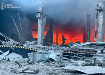 В Ізюмі горіло відділення поштового оператора через удар рф КАБами