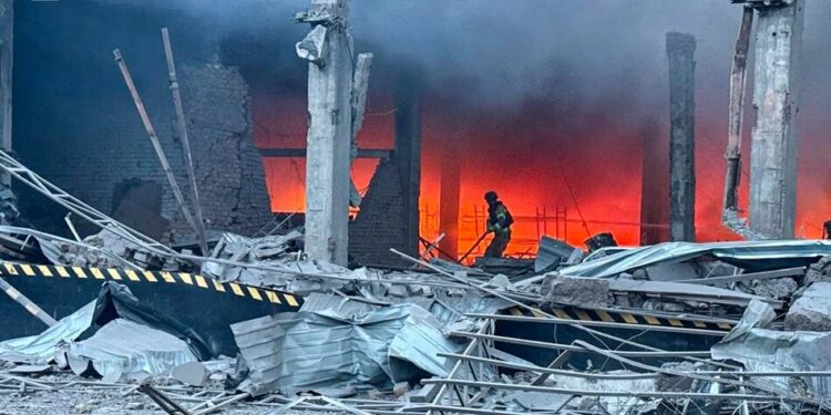 В Ізюмі горіло відділення поштового оператора через удар рф КАБами