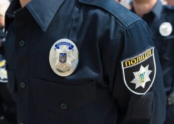 У Києві невідомі облили салон краси рідиною та залишили біля закладу частини туш тварин