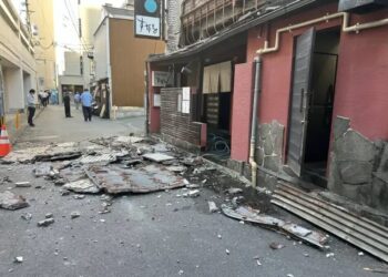 Землетрус у Японії: повідомляється про загиблих в торговому центрі, обвалився міст і зійшов з рейок поїзд