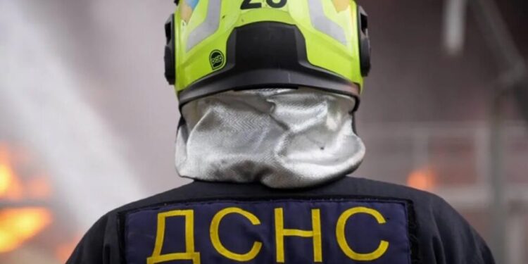 Атака рф на Київщину 11 липня – рятувальники загасили пожежу на одному з об’єктів інфраструктури