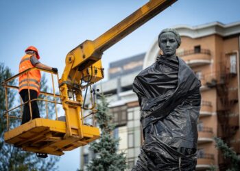 У Києві демонтують захисні конструкції з пам’ятника Лесі Українці