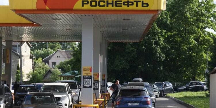Паливний шок: ціни на бензин у росії зросли на 20% за рік – СЗР