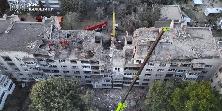 У Львові під завалами можуть перебувати ще двоє людей після ворожої атаки