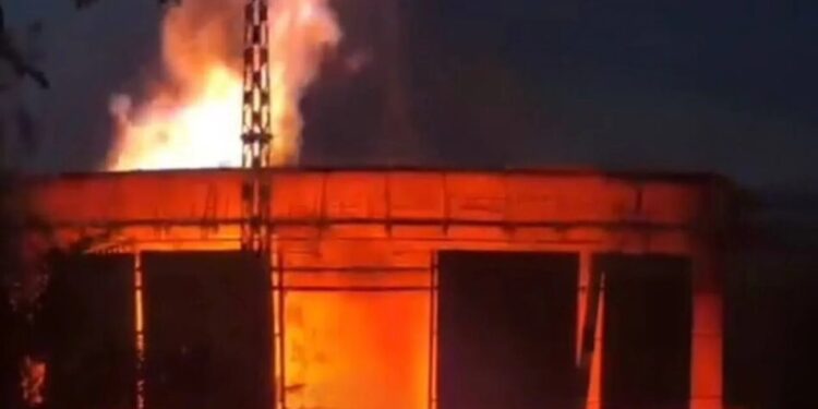 Ворог завдав удару по Одещині, виникла пожежа на підприємстві