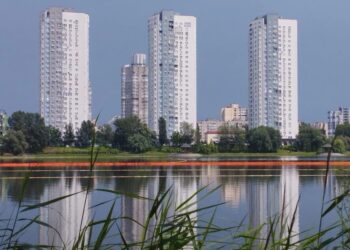 Масштабний витік нафтопродуктів у Кирилівське озеро стався через атаку рф, триває очищення