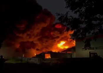 У ленінградській області рф сталася масштабна пожежа на виробництві полімерних матеріалів