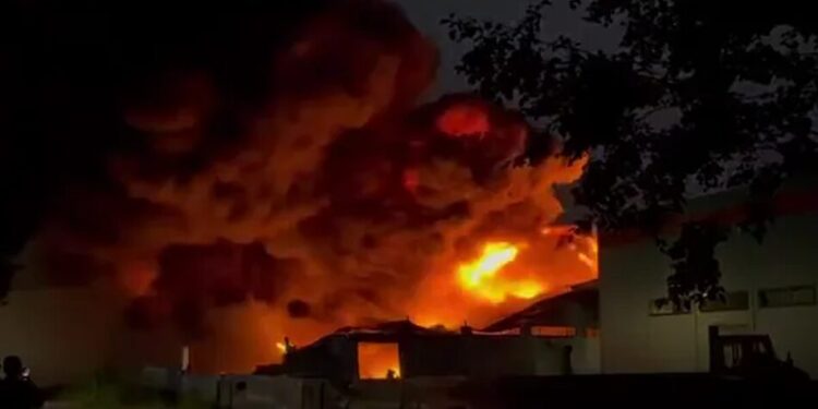 У ленінградській області рф сталася масштабна пожежа на виробництві полімерних матеріалів