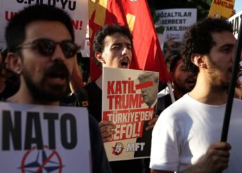 У Стамбулі тисячі людей вийшли на марш проти НАТО та назвали США "вбивцею"
