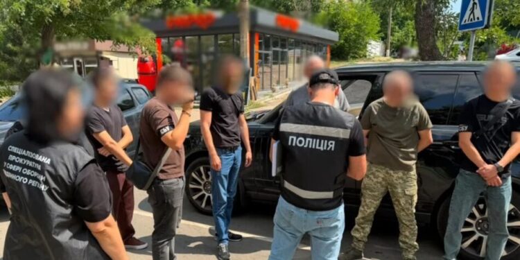 Вимагав 500 літрів дизпалива за зняття з розшуку – на Одещині затримали працівника ТЦК