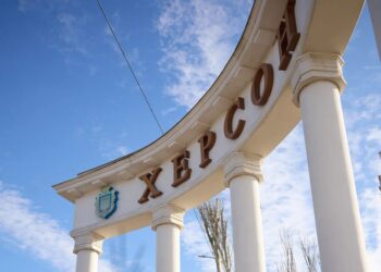 Російський FPV-дрон атакував ринок у Херсоні, одна загибла і шестеро поранених