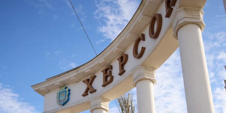 Російський FPV-дрон атакував ринок у Херсоні, одна загибла і шестеро поранених