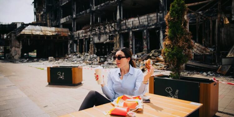 Наближена до Трампа блогерка Лумер показала фото з найстарішого McDonald’s у Києві на Лук’янівці