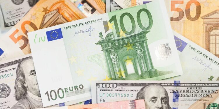 Курс валют на 1 липня: долар і євро подешевшали