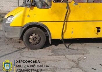 У Херсоні російський дрон атакував маршрутку, є загибла і поранені