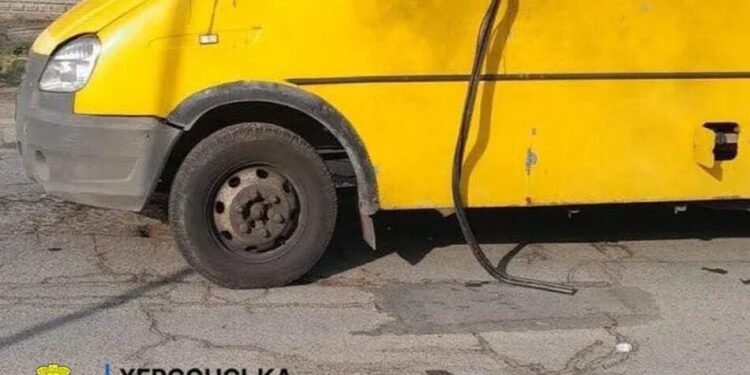 У Херсоні російський дрон атакував маршрутку, є загибла і поранені