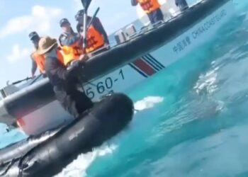 Військові Китаю та Філіппін побилися палицями та веслами у спірних водах