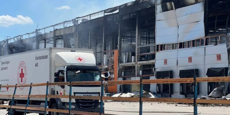 Під час атаки на Київ знищено склад Українського Червоного Хреста з гуманітарною допомогою