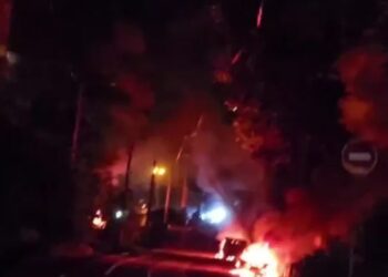 Київ оговтується після балістичної атаки, у п'яти районах пожежі та руйнування, є постраждалі
