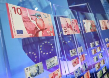 ЄЦБ представив 10 варіантів дизайну нових банкнот євро