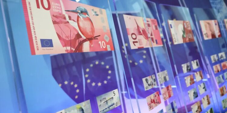 ЄЦБ представив 10 варіантів дизайну нових банкнот євро