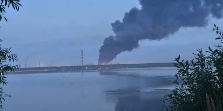 Після нічної атаки у липецьку виникла пожежа біля заводу, що є найбільшим виробником сталі в рф – ASTRA