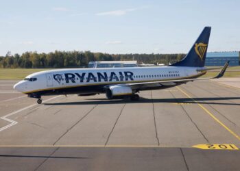 Літак Ryanair здійснив екстрену посадку в Греції після пошкодження вікна під час польоту
