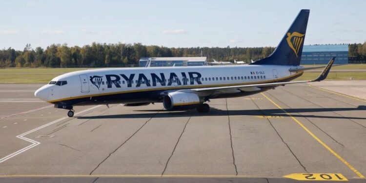 Літак Ryanair здійснив екстрену посадку в Греції після пошкодження вікна під час польоту
