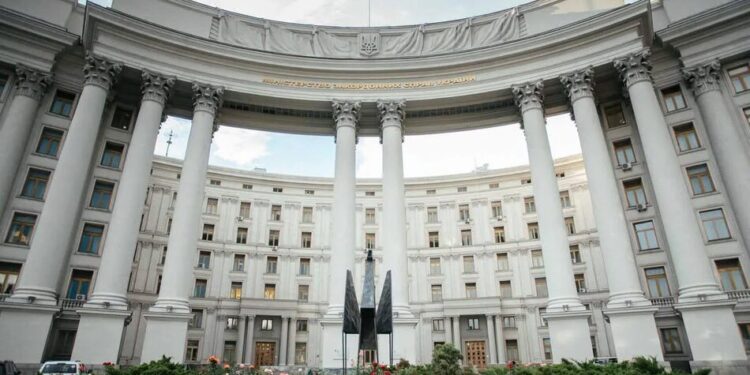 Восьмиметрового сталевого "Фенікса" встановили перед МЗС у Києві, фото