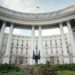 Восьмиметрового сталевого "Фенікса" встановили перед МЗС у Києві, фото