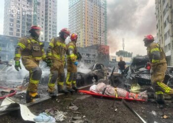 Кількість загиблих у Києві зросла до дев'яти після масованої ракетної атаки рф