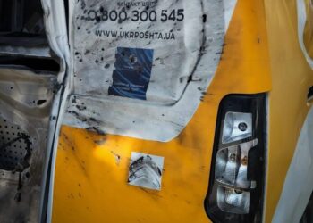 російський дрон атакував поштову автівку на Сумщині, поранено водія та поштаря