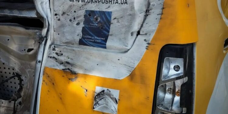 російський дрон атакував поштову автівку на Сумщині, поранено водія та поштаря