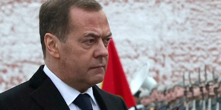 "Енергетичні кризи, соціальні катаклізми": медведєв закликав робити життя у Британії максимально нестерпним