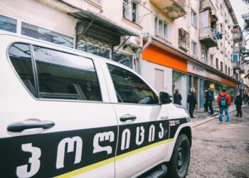 У Грузії чоловік у військовій формі з рушницею увірвався до банку і відкрив стрілянину