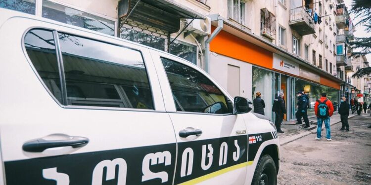У Грузії чоловік у військовій формі з рушницею увірвався до банку і відкрив стрілянину