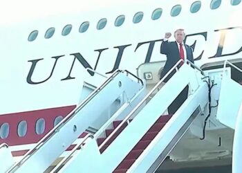 Президент США Трамп вперше піднявся на борт нового Air Force One
