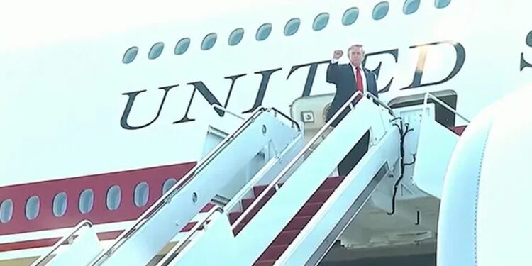 Президент США Трамп вперше піднявся на борт нового Air Force One