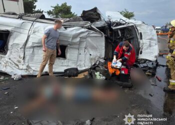Маршрутка зіткнулася з вантажівкою на трасі з Одеси до Миколаєва, багато жертв