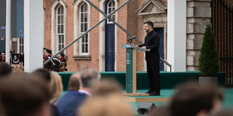 Зеленський терміново перервав візит до Ірландії та попередив українців про підготовку масованого удару рф